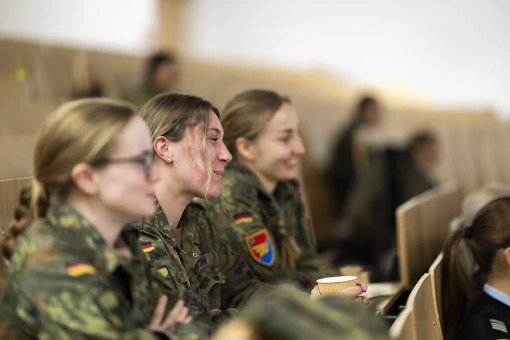 Soldatin im Gespräch beim Netzwerk-Treffen von meet B(w)
